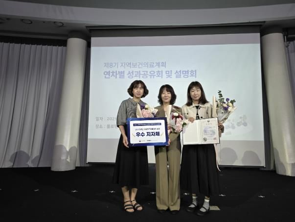 수상 기념 촬영을 하고 있다.