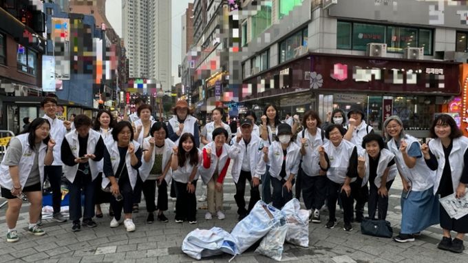 지난 2일 철산 상업지구 일대에서 시민과 함께하는 ‘기후의병 줍킹데이’ 행사 참여자들이 기념사진을 촬영하고 있다.