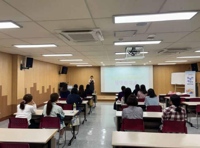 동부도서관은 16일 중장년층 15명을 대상으로 시청각실에서 '천연 콜라겐 수분크림 만들기'를 진행했다.