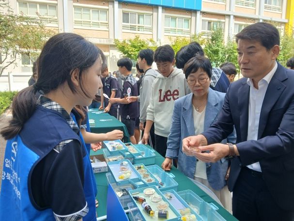 강북교육지원청 한성기 교육장이 15일 달천중학교에서 열린 마약 예방 홍보 활동에 참여했다.