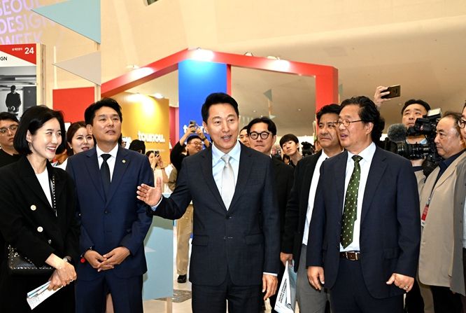 오세훈 서울시장이 15일 동대문디자인플라자(DDP)에서 열린 서울디자인위크 참석해 DDP디자인페어전시 부스를 관람하고 있다.