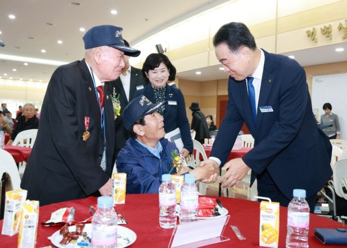 ‘제7회 보훈가족 한마음 위안 행사’에서 보훈가족을 격려하는 구복규 화순군수