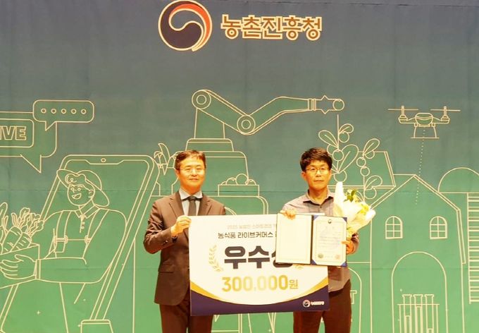 오른쪽 이재열