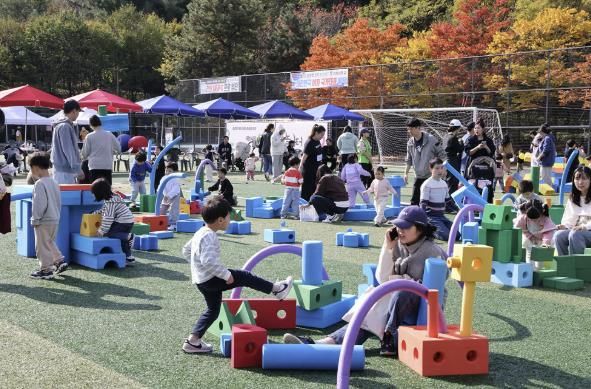 도봉구 지역 아이들이 ‘도담도담 놀이터’에서 장난감을 가지고 즐거운 시간을 보내고 있다.