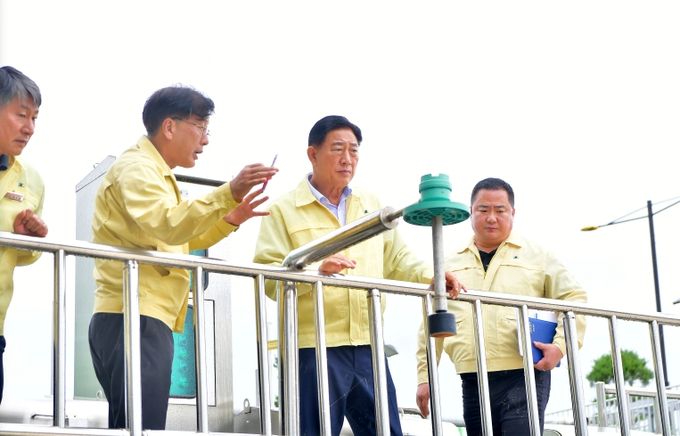 지난 6월 장성배수펌프장 현장 점검에 나선 김한종 장성군수