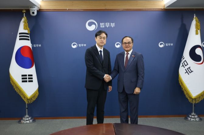 베트남 내무부 차관 면담(법무부 차용호 국적통합정책단장과 부 찐 탕(VU CHEIN THANG) 베트남 내무부 차관)