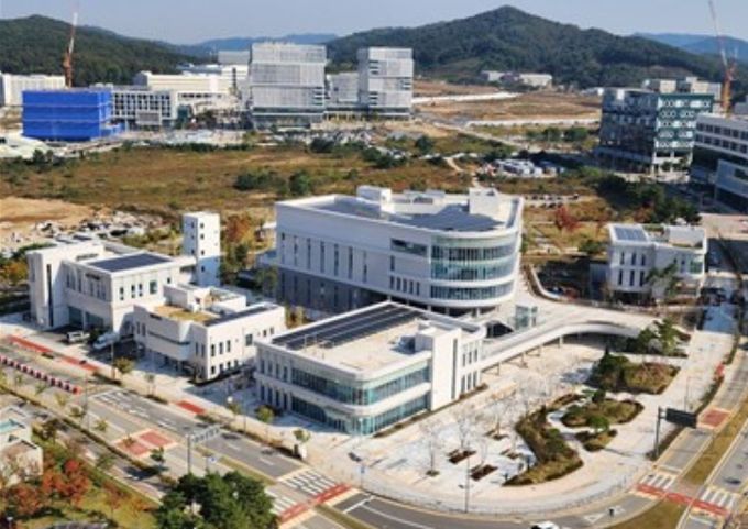 집현동 복합커뮤니티센터(왼쪽부터 119안전센터, 경찰지구대, 복합커뮤니티센터(2개동), 우체국)