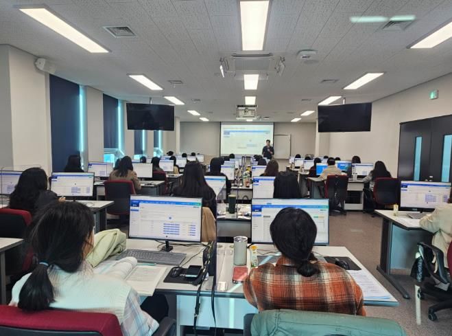 강북교육지원청이 5일 교육연수원에서 주관한 '늘봄학교 업무 담당자 연수'에서 참가자들이 연수를 듣고있다