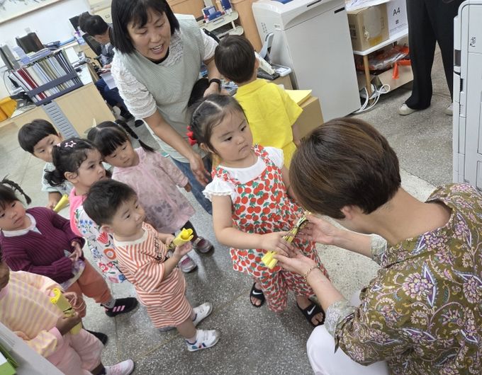고사리 손으로 모은 우유팩으로 종량제 쓰레기봉투