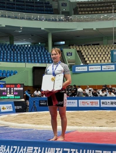 구례군청 씨름단, 창원특례시 대회서 국화급 정상 올라) 국화급 엄하진 우승