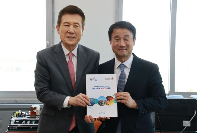 왼쪽부터 이강덕 포항시장, 한병도 예결위원장