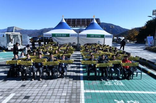 전북특별자치도 남원시 정령치 생태축 복원지에서 열린 ‘백두대간 보호에 관한 법률’ 시행 20주년맞이 백두대간 사랑운동’ 행사참석자들이 기념촬영을 하고있다