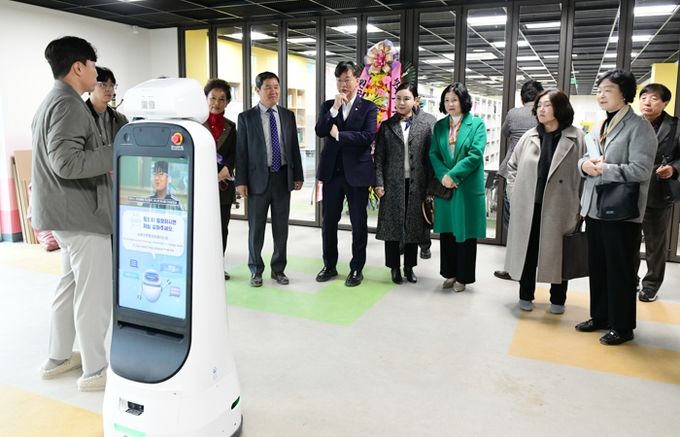 이민근 안산시장이 2월 28일 원곡초등학교를 방문해 관계자들과 함께 교육 관련 현장을 둘러보며 설명을 듣고 있다.