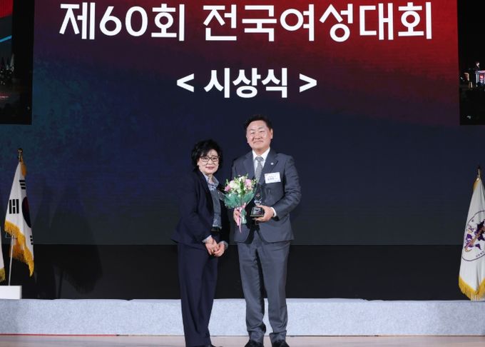 김관영 도지사, 제60회 전국여성대회 '우수지방자치단체장상' 수상