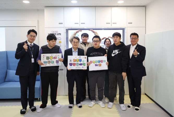 20일 오전 김동연 경기도지사가 파주 최중증 발달장애인통합돌봄센터 1호점을 방문해 최중증 발달장애인 낮 활동 참여 및 소통을 마치고 기념촬영을 하고있다.