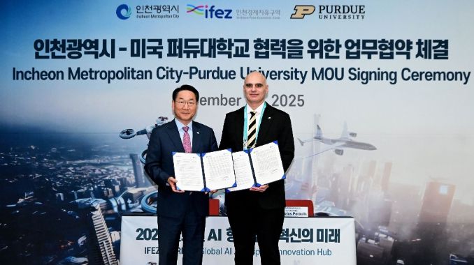 유정복 인천광역시장이 20일 송도컨벤시아에서 열린 '인천광역시-미국 퍼듀대학교 협력을 위한 업무협약 체결식'에서 디미트리오스 페룰리스 퍼듀대학교 부총장과 협약을 체결한 뒤 기념촬영을 하고 있다.