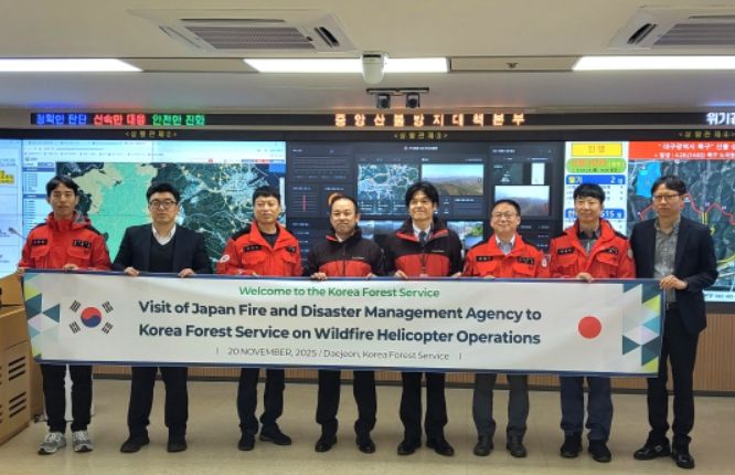 일본 소방청 대표단이 20일 중앙산림재난상황실에 방문해 기념사진을 촬영하고 있다.