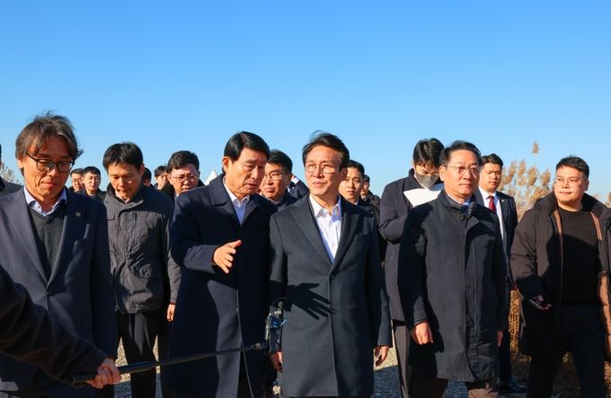 김민석 국무총리가 21일 인천 서구 수도권매립지를 방문, 3-1매립장 위생매립 현황 및 2매립장 상부공간 활용대책에 대해 브리핑을 받으며 점검을 하고 있다.