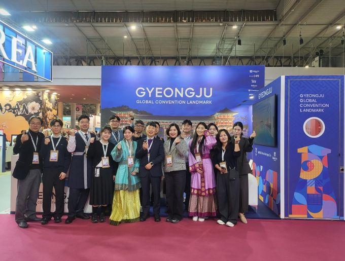 스페인 바르셀로나에서 열린 ‘IBTM World 2025’ 경주 단독 홍보관 앞에서 경주시와 하이코 관계자들이 기념촬영을 하고 있다.