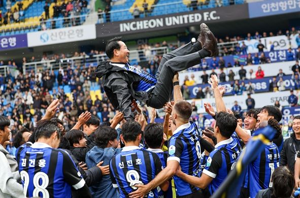 유정복 인천광역시장이 K리그2 우승을 확정지은 2025년 10월 26일