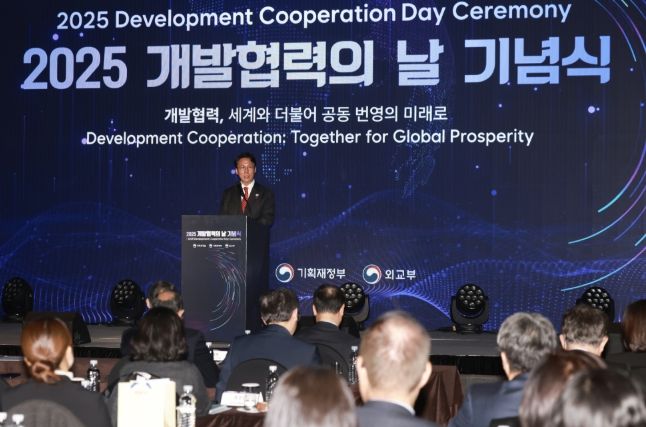 김민석 국무총리가 25일 중구 플라자호텔에서 열린 개발협력의 날 기념식에 참석, 기념사를 하고 있다.