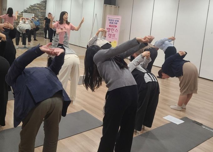 직장인들이‘직장인 밸런스캠프’프로그램에 참여해 전신 스트레칭을 하고 있다.