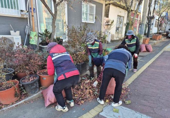 밀양시 청도면 여성민방위기동대가 청도면 행정복지센터 임시청사 인근 도로변에서 환경 정비를 진행하고 있다.