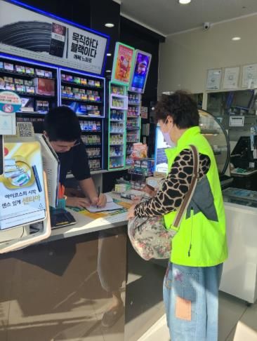 보건소 지도점검단이 금연 구역에서 지도․점검하는 모습