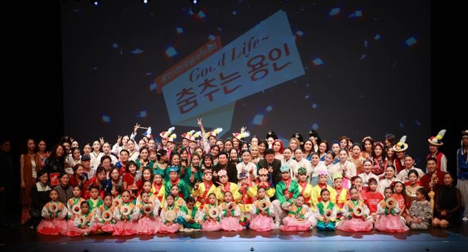 이상일 용인특례시장이 6일 용인시평생학습관 큰어울마당에서 열린 ‘용인시무용아카데미 작품발표회’에서 수강생들과 기념사진 촬영을 하고 있다