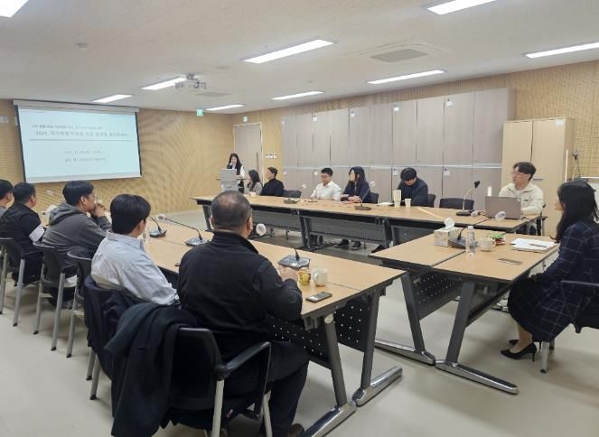 동구 권역별 협의체 학교폭력 업무 담당자들이 11월 20일 학교생할회복지원센터 협의회실에서 간담회를 열고있다