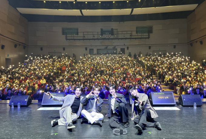 크로스오버 사중창단‘포레스텔라’가 앙코르 공연 도중 휴대폰 불빛으로 호응하는 관객과 함께 기념촬영을 하고 있다.