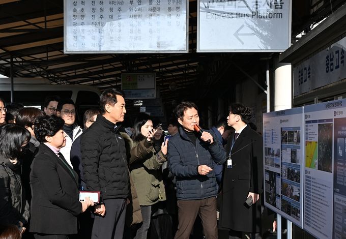15일 오전 동서울터미널 현장을 방문한 오세훈 서울시장이 관련 브리핑을 청취하고 있다.