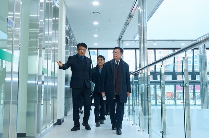 1. 15일 김석필 천안시장 권한대행 부시장이 업사이클센터, 천안시립노인요양시설 등 대규모 건설 현장을 방문해 현장을 둘러보고 있다.