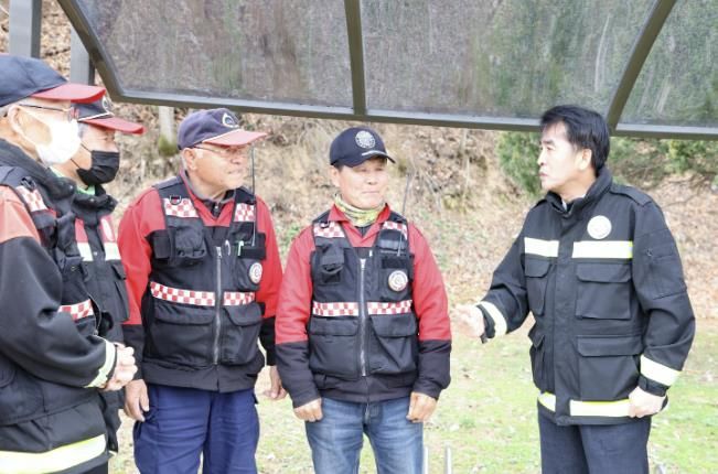 봄철 최재형 군수가 산불진화대원들을 격려하는 모습