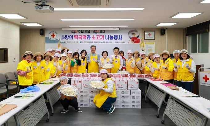 16일 대한적십자사봉사회 유성지구협의회가 개최한 ‘떡국떡 나눔 행사’