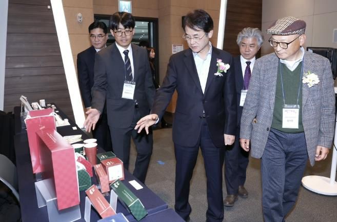 이동환 고양특례시장이‘2025 인쇄기술경진대회’수상 작품을 살펴보고 있다.