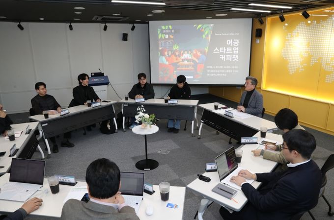 대전 팁스타운에서 열린 제1회 어궁 스타트업 커피챗 행사에서 스타트업 관계자들이 대화를 나누고 있다.