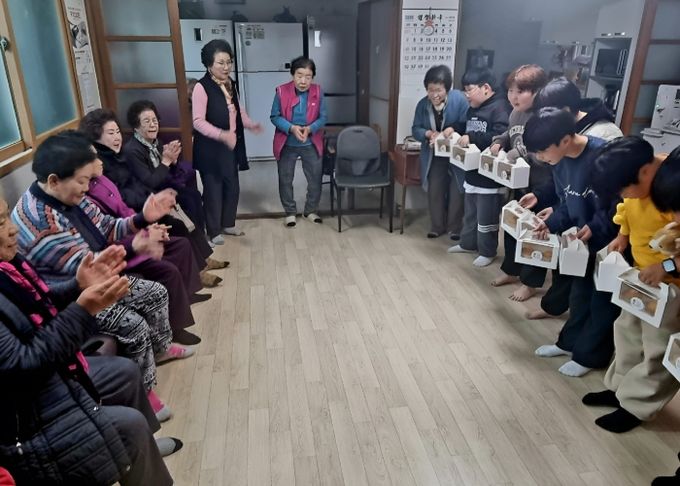 고양시 주교청소년자유공간 동아리 ‘꿀밭’, 경로당에 수제 당근머핀 전달