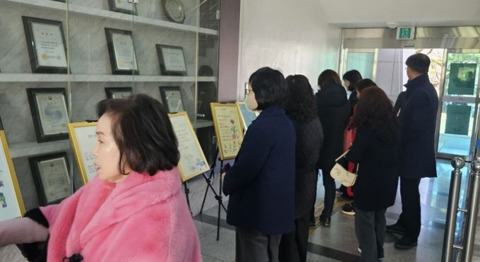 밀양시청에서 열린 2025년 찾아가는 한글사랑 내디딤 교실 시화전 모습