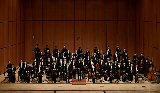 제15회 경주시 청소년오케스트라 정기연주회에서 청소년 단원들이 경주예술의전당 화랑홀 무대에 올라 베토벤 명곡을 연주하며 기념촬영을 하고 있다