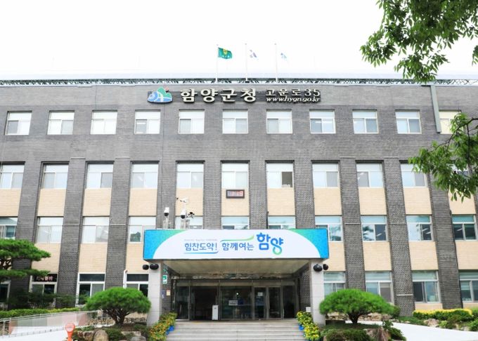 (재)함양군장학회는 최근 기탁식 없이 조용히 전해진 장학금 기탁이 이어지며 지역 인재 육성을 위한 따뜻한 나눔의 손길이 계속되고 있다고 밝혔다.