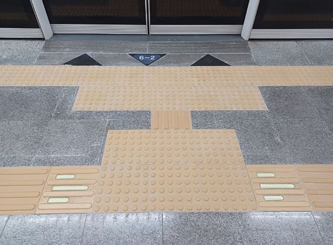 실내용 점자블록에 미끄럼방지 기능 추가 제안