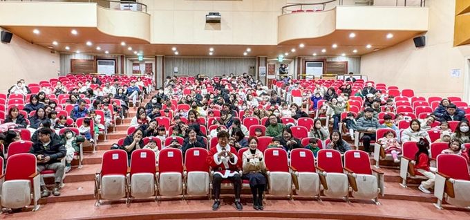 최충규 대덕구청장(사진 첫 번째 줄 왼쪽)과 지역 영유아 가족들이 대덕구육아종합지원센터가 크리스마스를 맞아 진행한 뮤지컬 ‘정글북’ 공연을 관람하기에 앞서 기념 촬영을 하고 있다.