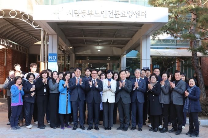 김민석 국무총리가 26일 성동구 시립동부노인전문요양센터를 방문, 시설 참관 및 어르신들과 인사를 나누고 있다.