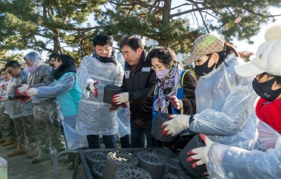 부산진구, 연탄·생필품 나눔으로 새해 온기 전해