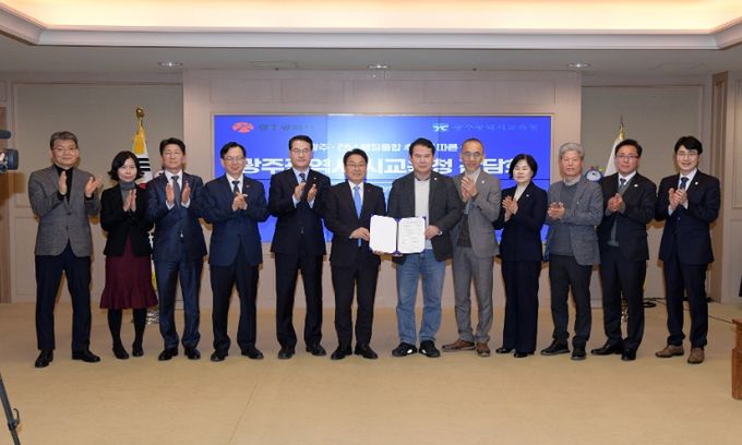 강기정 광주광역시장이 7일 오후 시청 비즈니스룸에서 열린 ‘광주시-교육청 시도 행정통합 간담회’에 참석해 ‘광주·전남 대통합 성공과 교육혁신을 위한 공동선언문’을 발표한뒤 기념촬영을 하고 있다. /광주광역시 제공