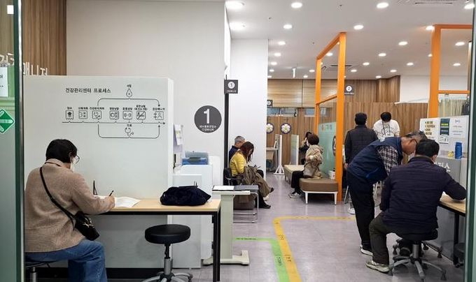 대사증후군 검진 대기 중인 주민들. 구로구보건소 건강관리센터에서 주민들이 대사증후군 검진을 기다리고 있다.