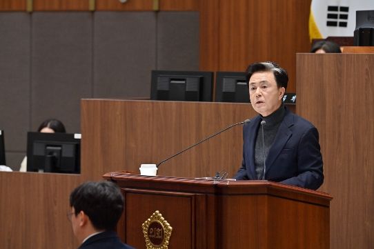 본회의 참석한 김태흠 충남도지사