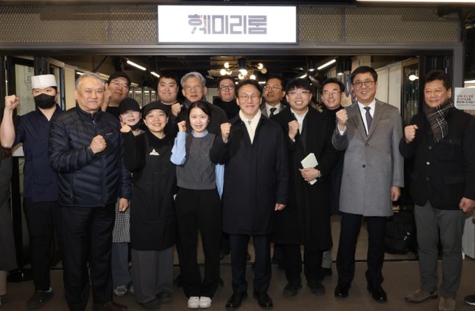 김민석 국무총리가 21일 동대문구 경동시장을 방문, 시장을 둘러보고 상인들과의 간담회를 주재하고 있다.