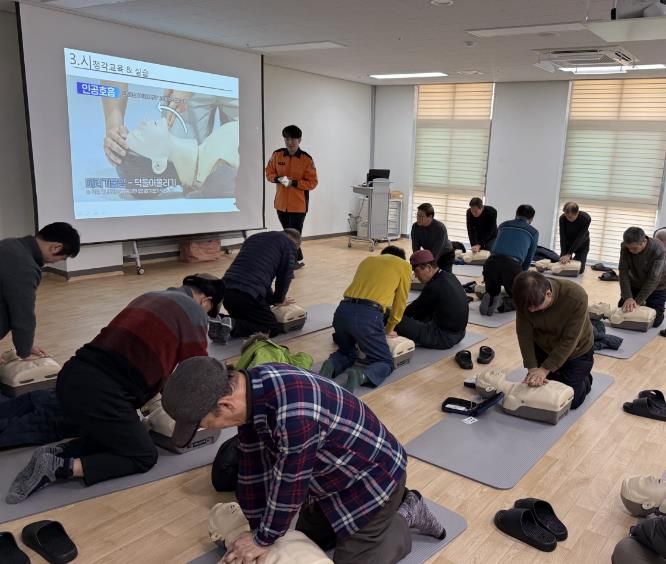 충주시, 어르신 심폐소생술 교육…건강검진·상담까지 한 번에